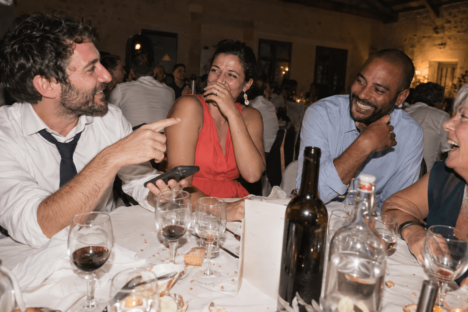 Des proches rient autour d’un jeu pendant le mariage.
