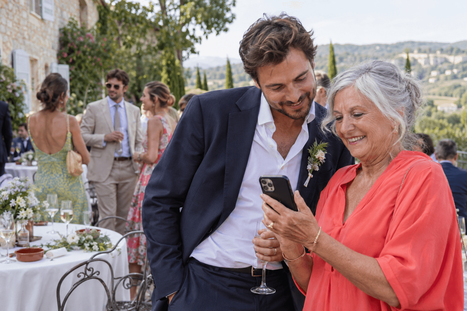 Deux invités de générations différentes consultent un téléphone ensemble.